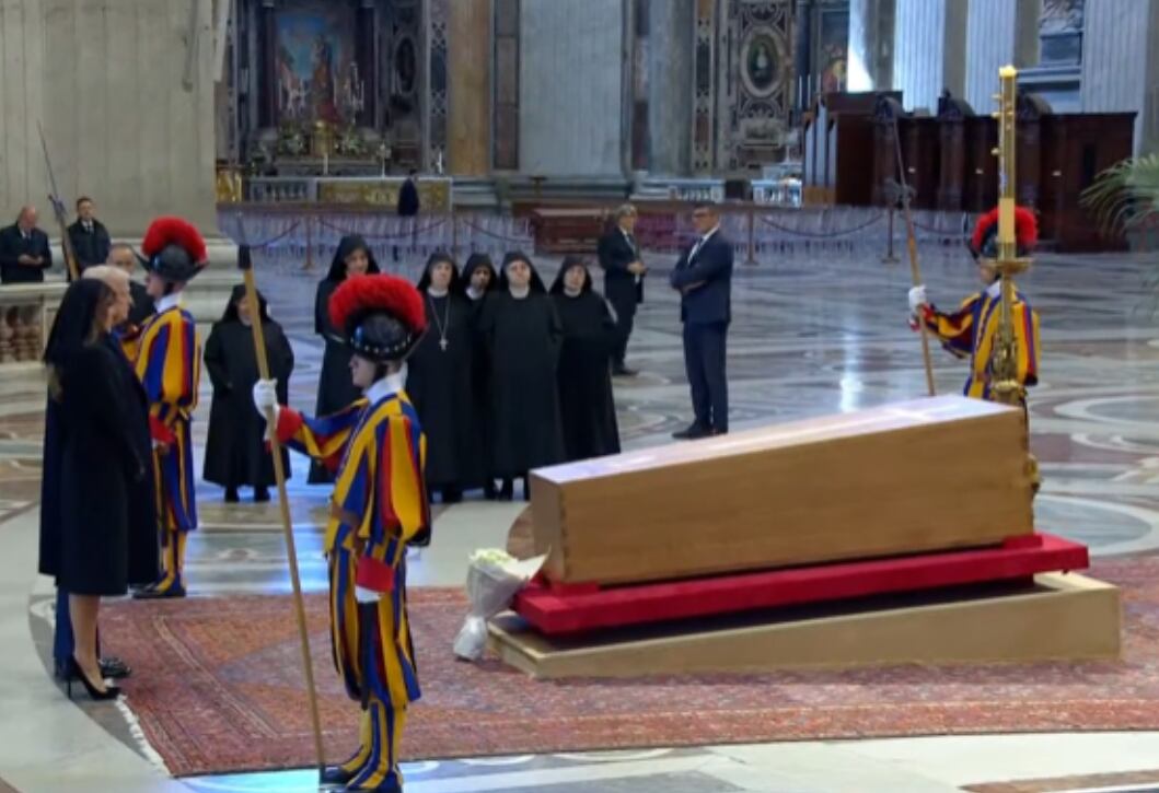Trump y Melania rinden homenaje al papa Francisco en el Vaticano