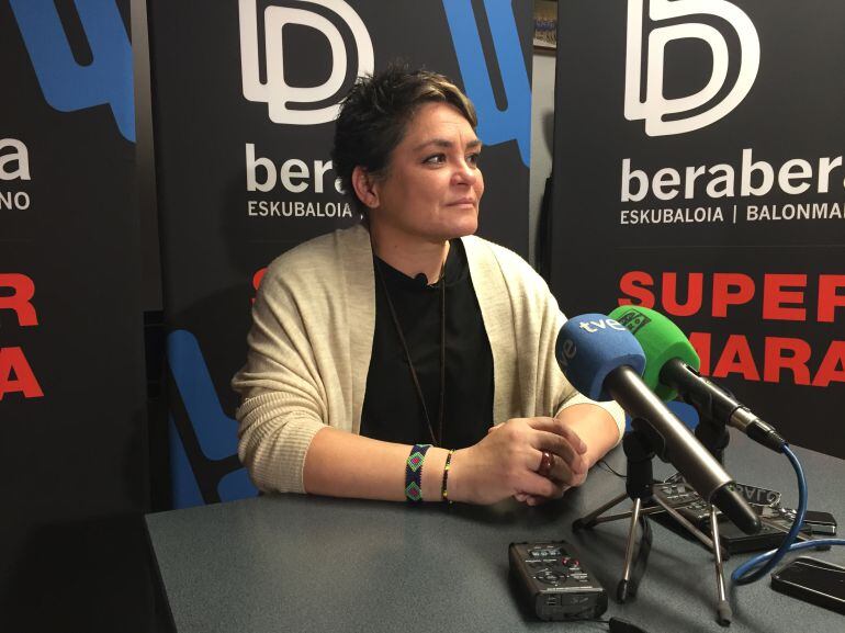 Montse Puche en la rueda de prensa tras la noticia de su no renovación con el Super AMARA Bera Bera. 