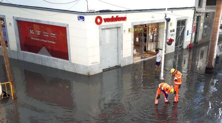 Los bomberos trabajando en la zona de la Plaza de la Constitución &quot;La Plazuela&quot; de Arrecife.