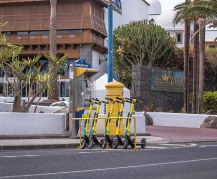 Aparcamiento para patinetas eléctricas en Playa Blanca, habilitado por el Ayuntamiento de Yaiza.