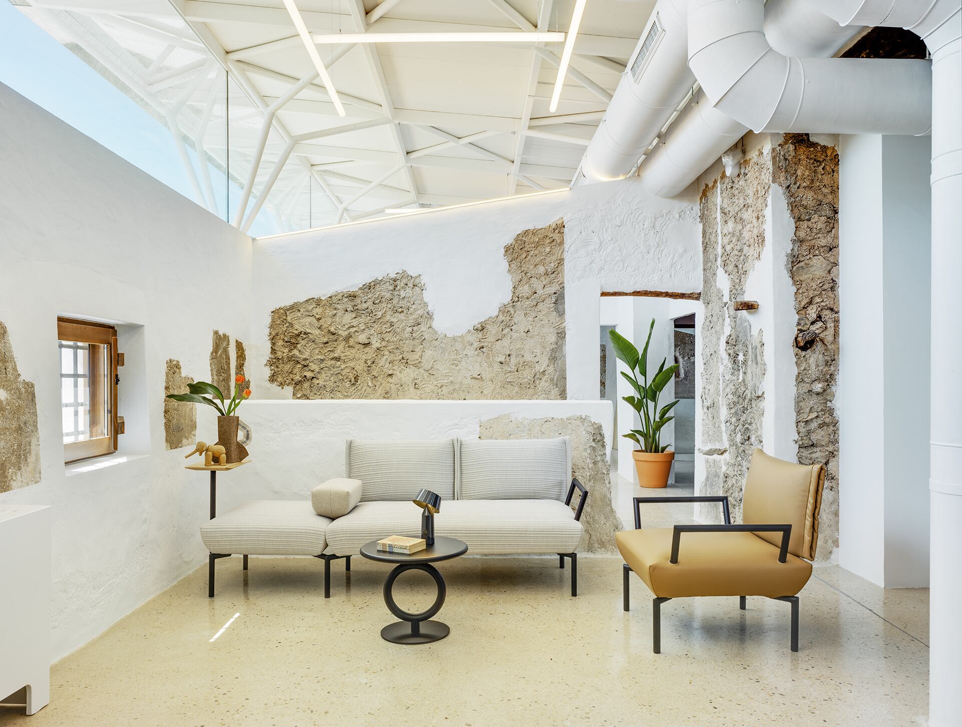 Interior de uno de los espacios rehabilitados. Muebles de diseño Sancal. Foto: santa-cruzarquitectura.es