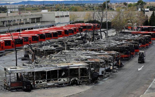 Autobuses de la EMT calcinados en el incendio en las cocheras de San Isidro el pasado 5 de diciembre