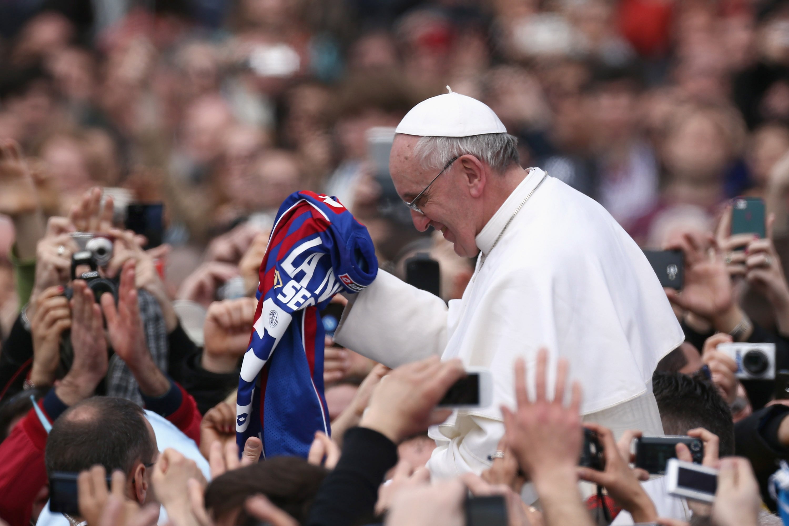 Francisco, el papa más futbolero y socio de San Lorenzo que nunca se atrevió a elegir entre Messi o Maradona