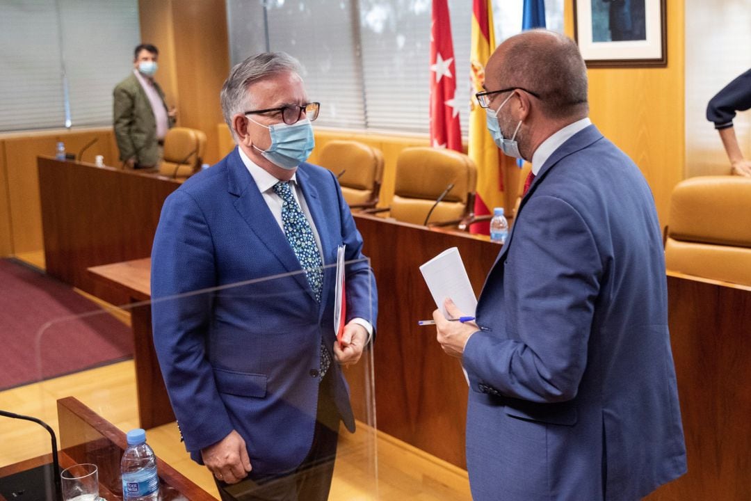 José Ángel Gómez Chamorro (PSOE) (i) conversa con el presidente de la Asamblea de la Comunidad de Madrid, Juan Trinidad Martos (d) tras ser elegido presidente en la Comisión de Investigación sobre las residencias. 