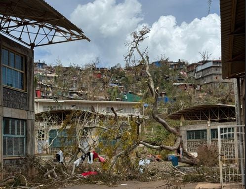 Instituto de Mayotte arrasado por el ciclón en el que trabajan Núria y Candela, alicantinas atrapadas en la isla.