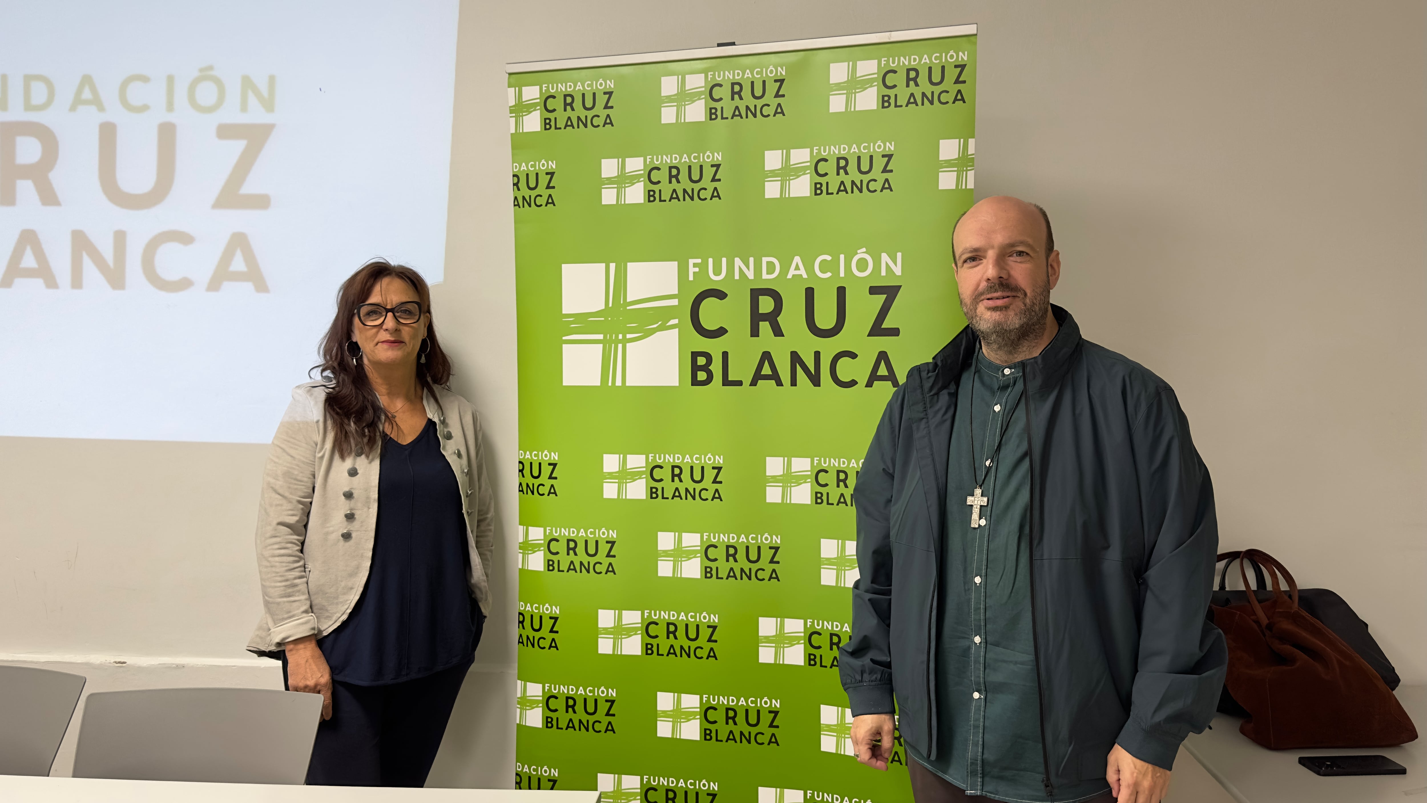 Hermano Juan Agustín Tomás, Hermano superior de Huesca y Zaragoza y vocal del Patronato de Fundación Cruz Blanca, y María Jesús Cajal Marín, Coordinadora Delegación de Aragón de Fundación Cruz Blanca