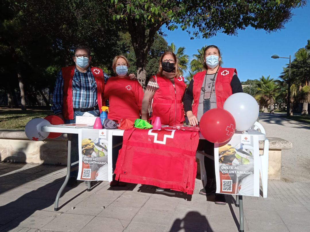 La organización de Cruz Roja en València se ha unido a la celebración del Día del Voluntario con una mesa informativa en la ciudad. 