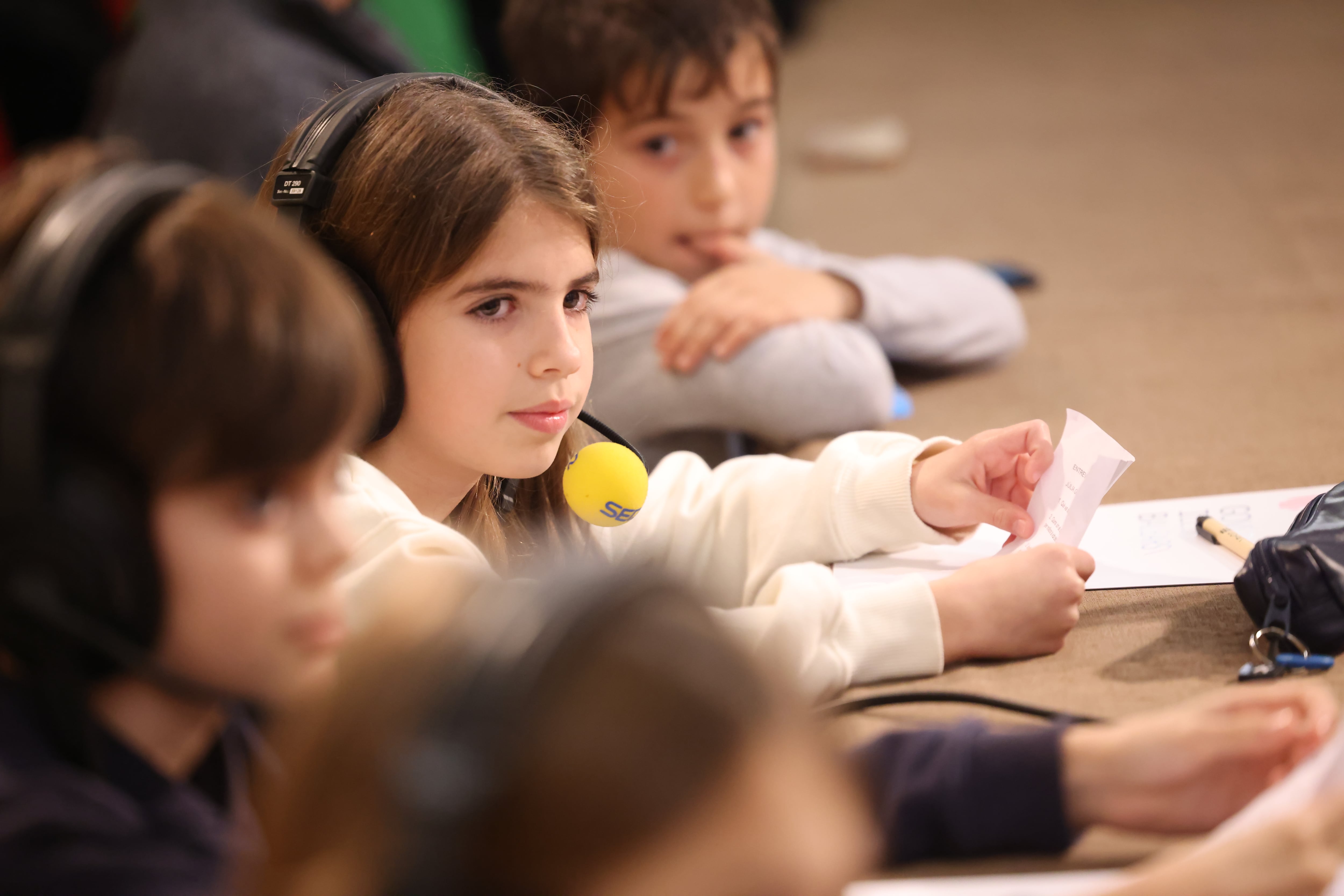 Seis niños de Primaria entrevistan a la presidenta Marga Prohens.