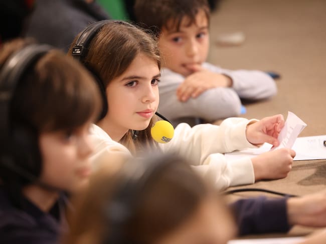 Seis niños de Primaria entrevistan a la presidenta Marga Prohens.