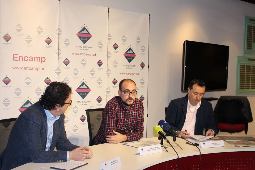 Betim Budzaku, gerent d'Andorra Turisme; Xavi Fernández, conseller de Joventut i Esports del comú d'Encamp; i Ignasi Vinós, director del departament de Joventut i Espors del comú d'Encamp, durant la presentaclió de la 27a edició del Saló de la Infància.