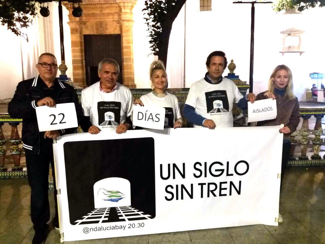 Isabel López en el centro, decidida a concentrarse cada tarde en la Plaza Alta de Algeciras.