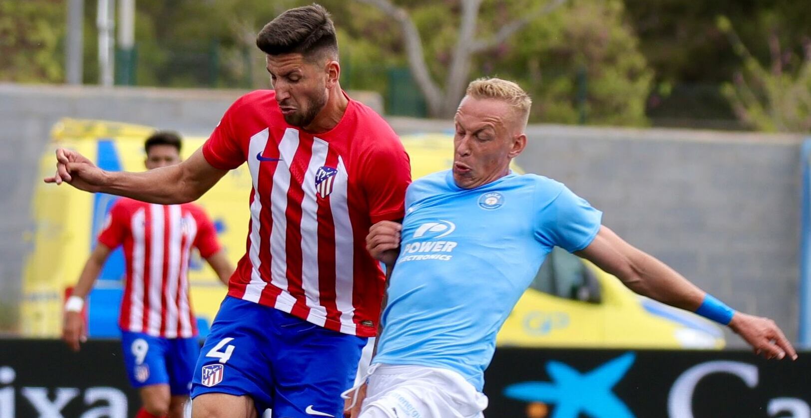 Obolskii pugnando con un defensa colchonero