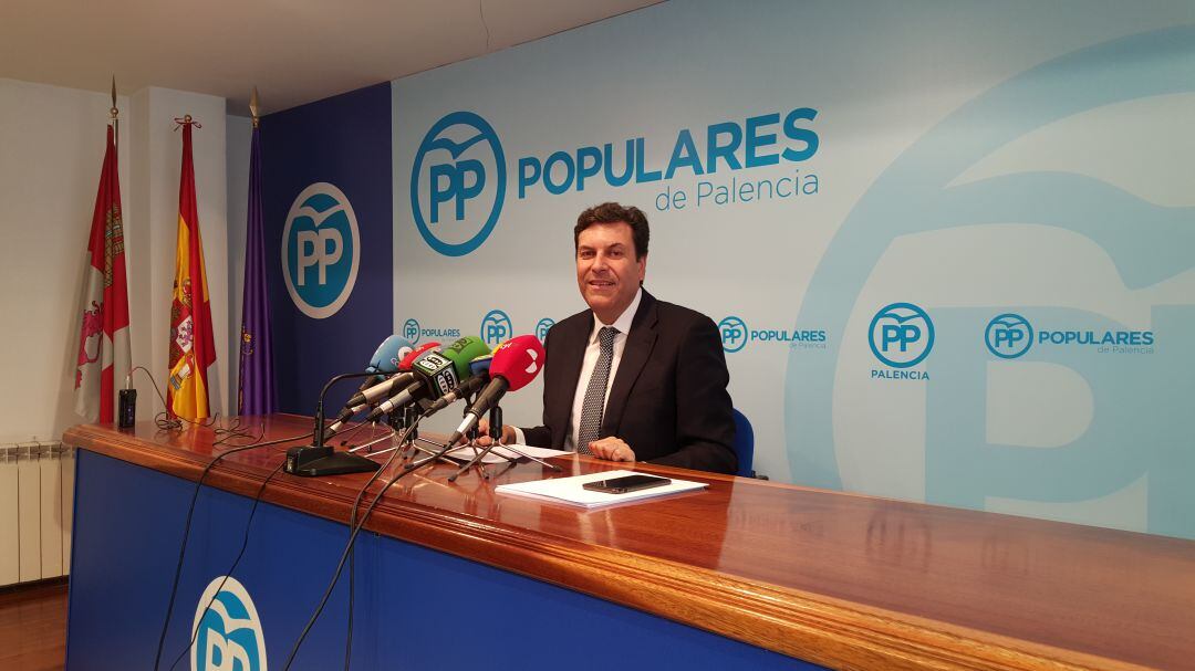 Carlos Fernández Carriedo en la sede del PP de Palencia