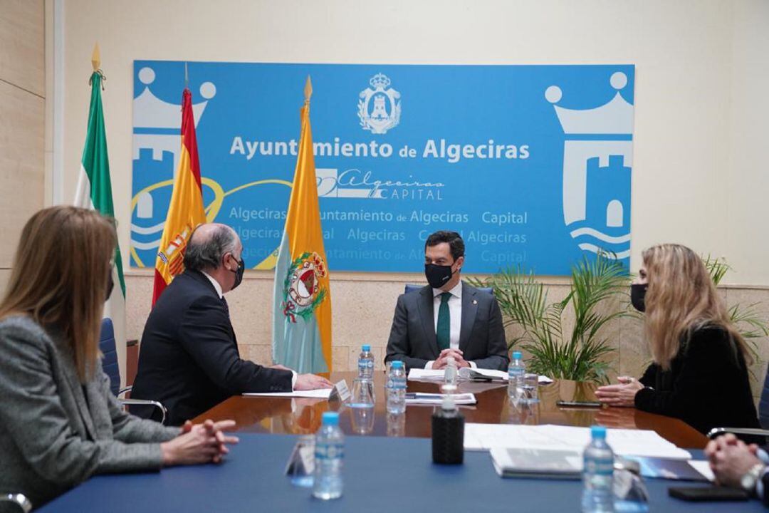 Moreno Bonilla en su visita al Ayuntamiento.