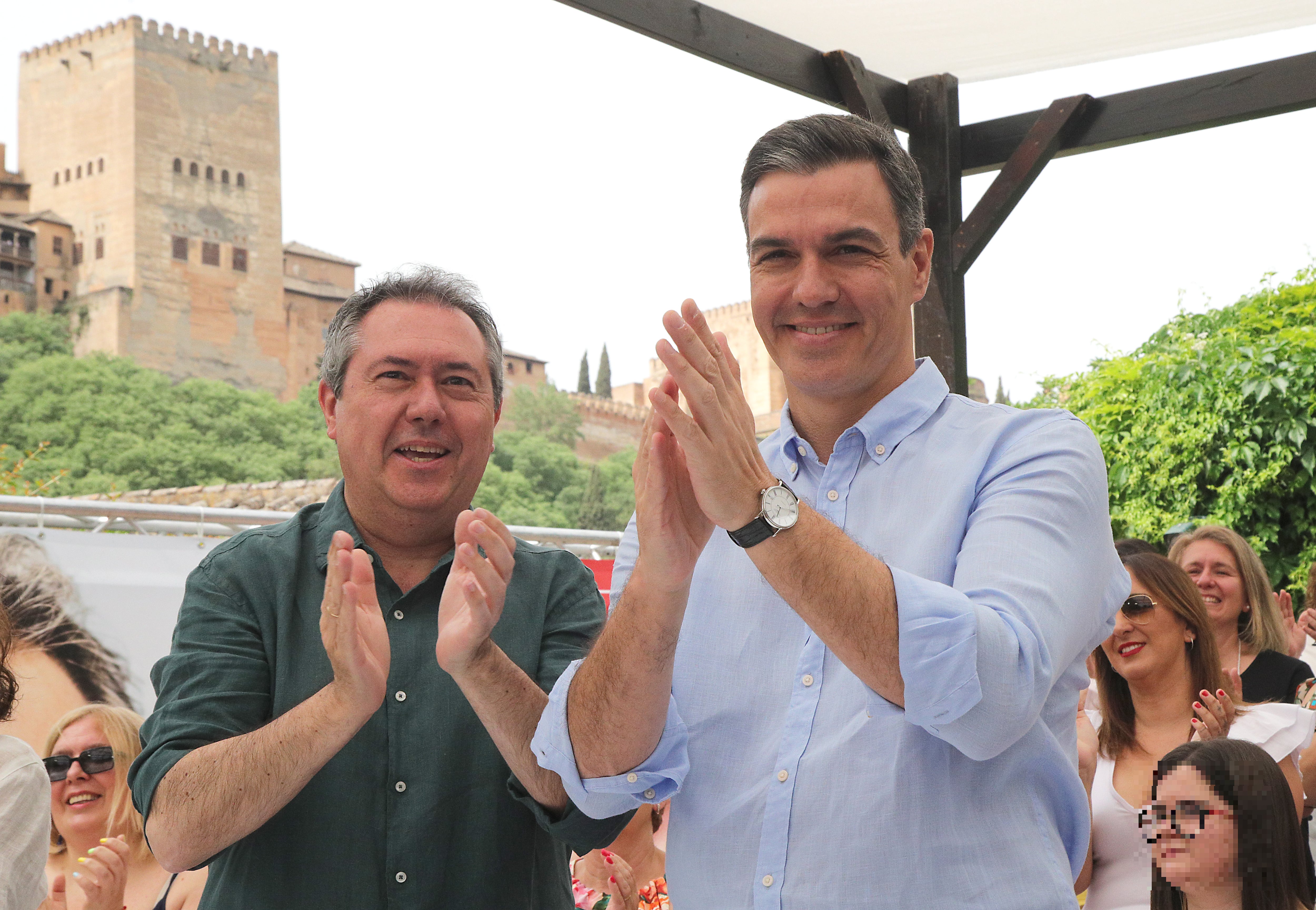 El presidente del gobierno, Pedro Sánchez (d) y el secretario general del PSOE de Andalucía y candidato a la presidencia de la Junta, Juan Espadas (i). EFE/Pepe Torres