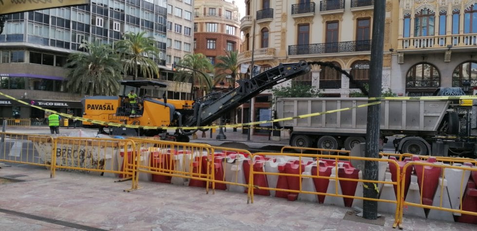 Obras de peatonalización en la plaza del Ayuntamiento de València