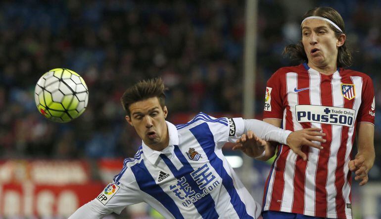  El defensa brasileño del At. de Madrid, Filipe Luis (d), disputa un balón con el centrocampista de la Real Sociead, Eneko Capilla