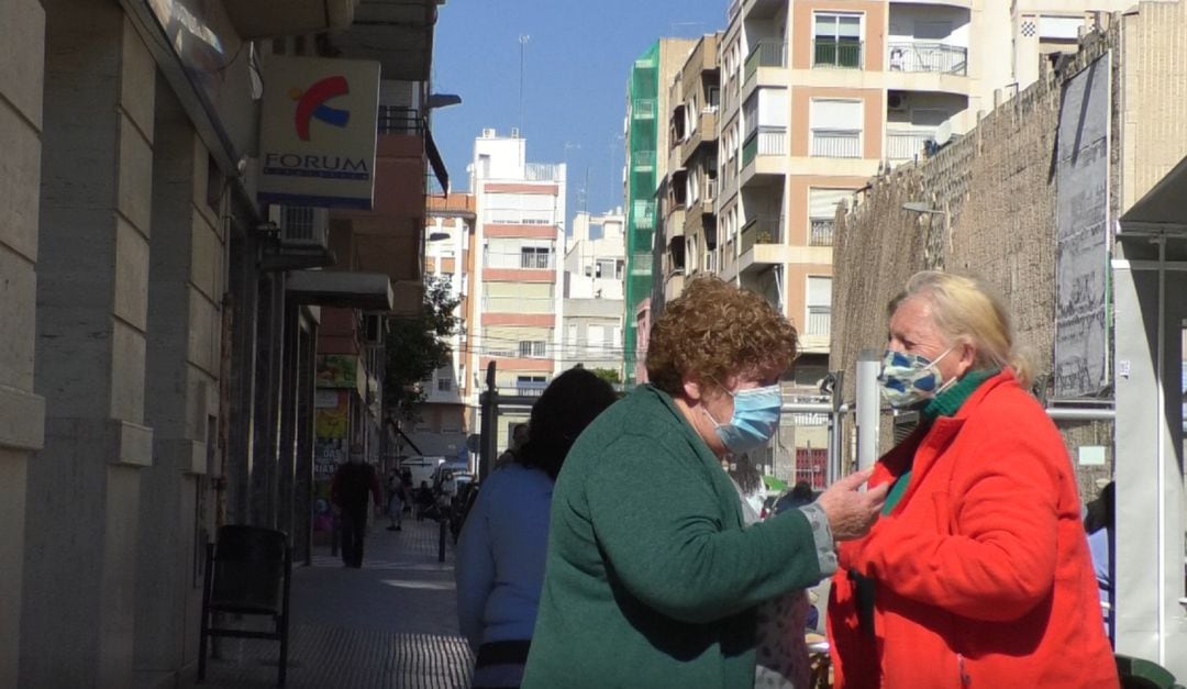 Ilicitanas de conversación en la calle