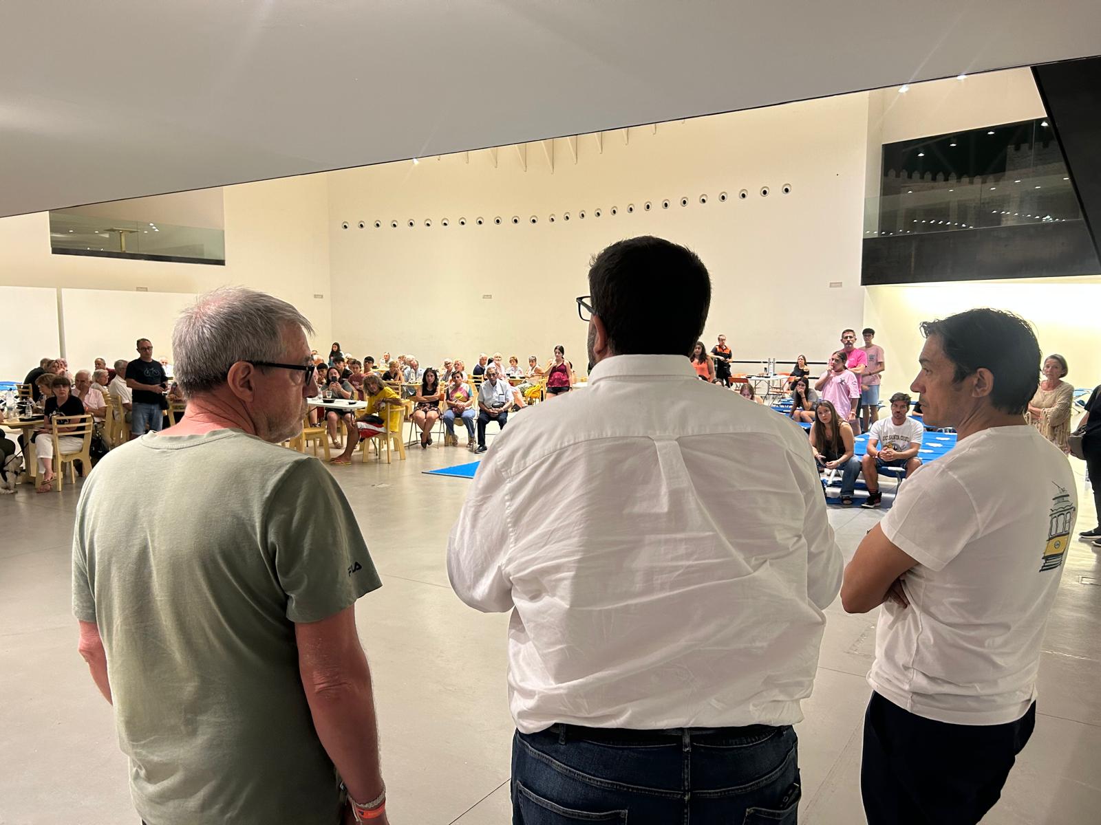 El alcalde de Ávila y de Ojos Albos visitan a los evacuados en el Lienzo Norte