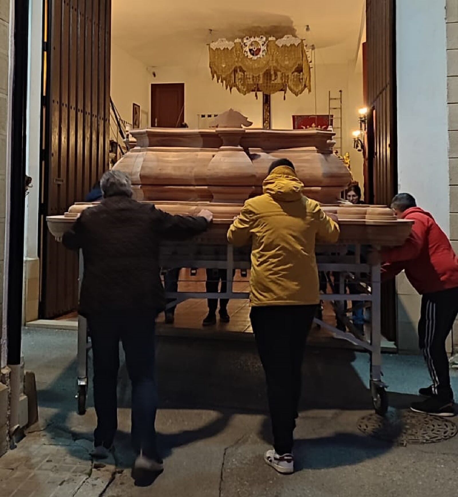 Hermanos de la Cofradía de la Humildad de Baeza, introducen el paso procesional en la Casa de Hermandad tras muchos problemas por la huelga de transporte