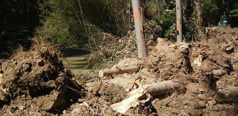 Obras sin terminar de las canalizaciones de agua en el río Castril(Granada)