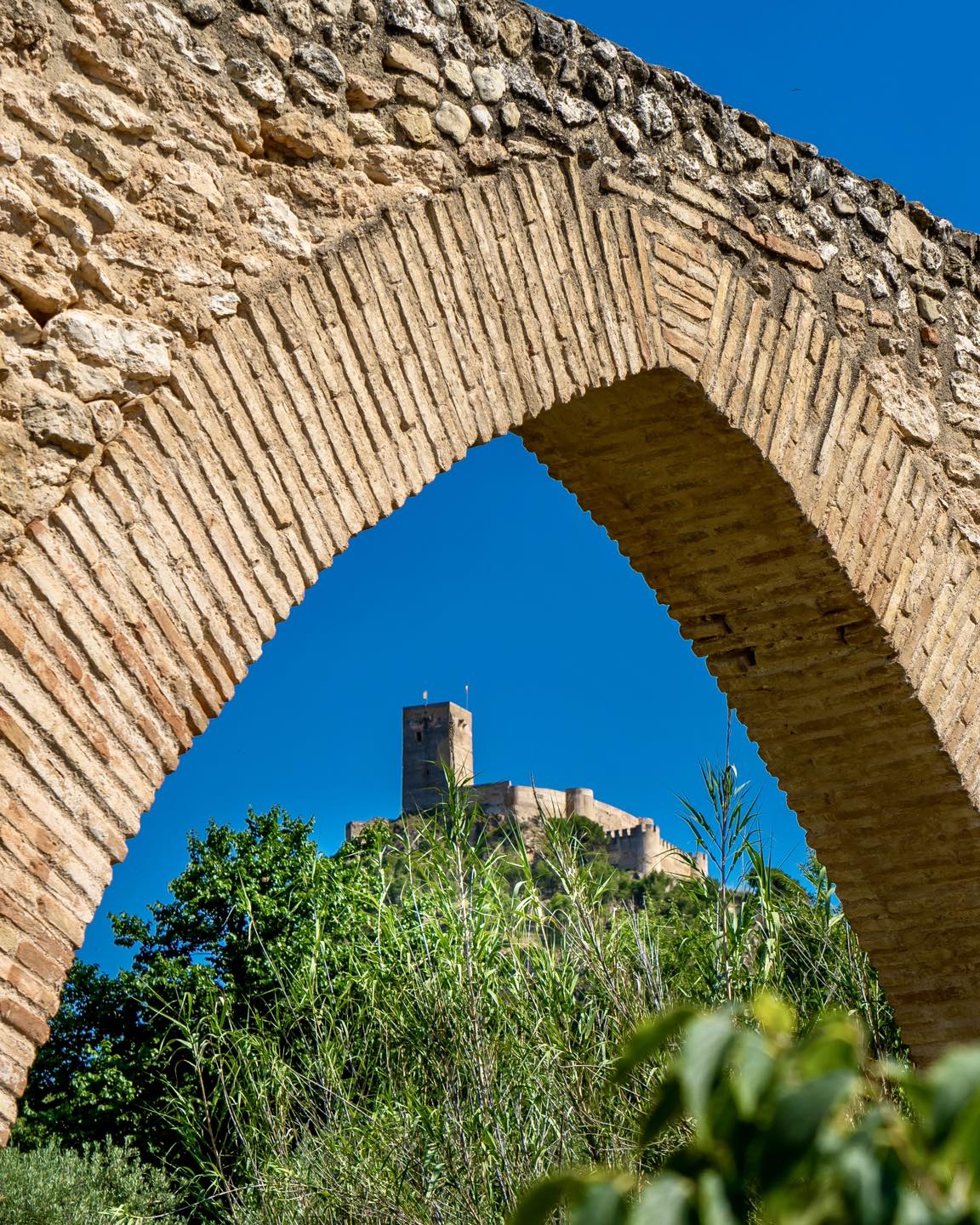 Arco y castillo al fondo