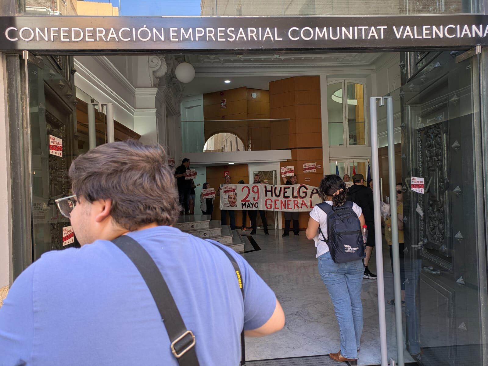 Los convocantes de la huelga general del 29 de mayo &#039;okupan&#039; la sede de la CEV