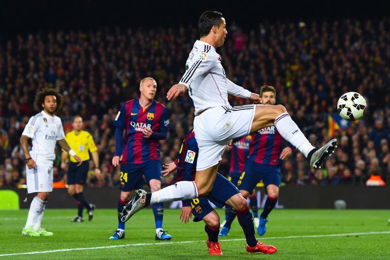 Remate acrobático de Cristiano en el Camp Nou