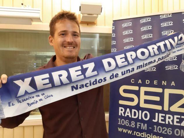 Iñigo Olmedo, en Radio Jerez con la bufanda del Xerez Deportivo FC