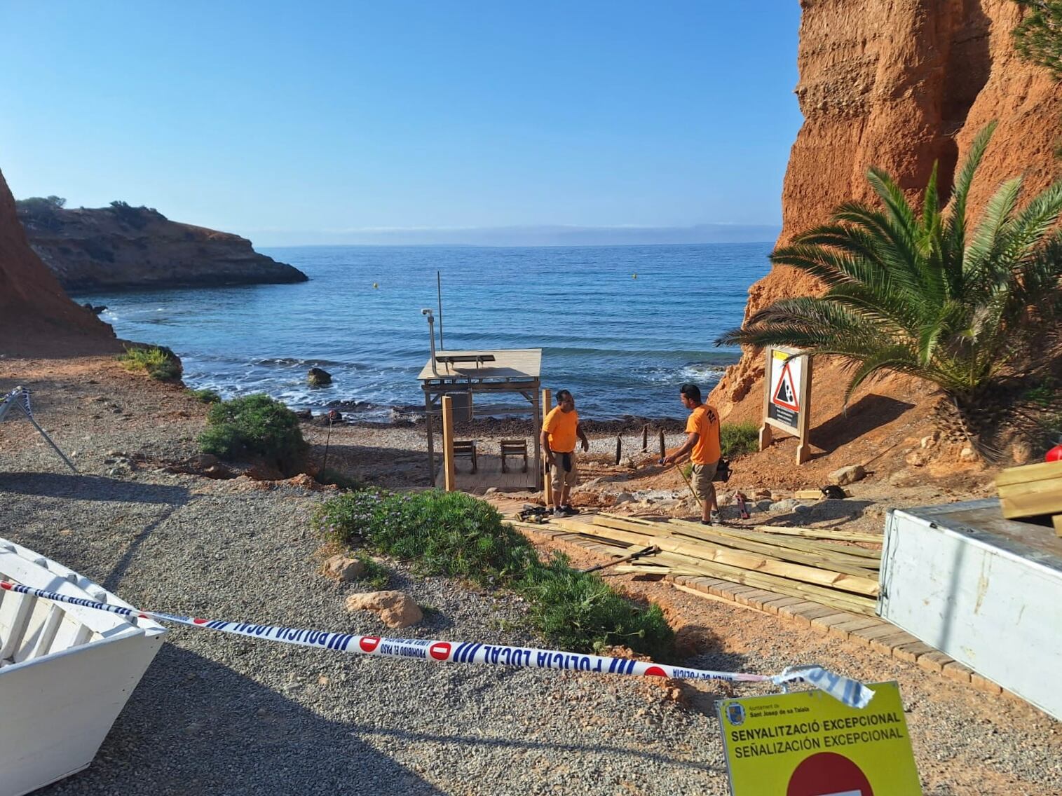 La playa está cerrada por riesgo de desprendimientos (Ayuntamiento Sant Josep)