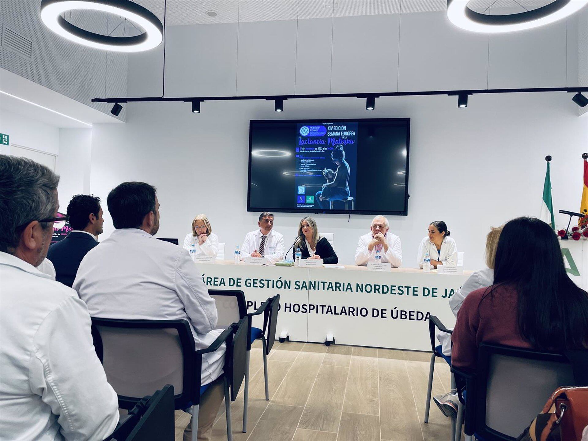 La delegada de Salud (c), en su visita al Hospital de Úbeda