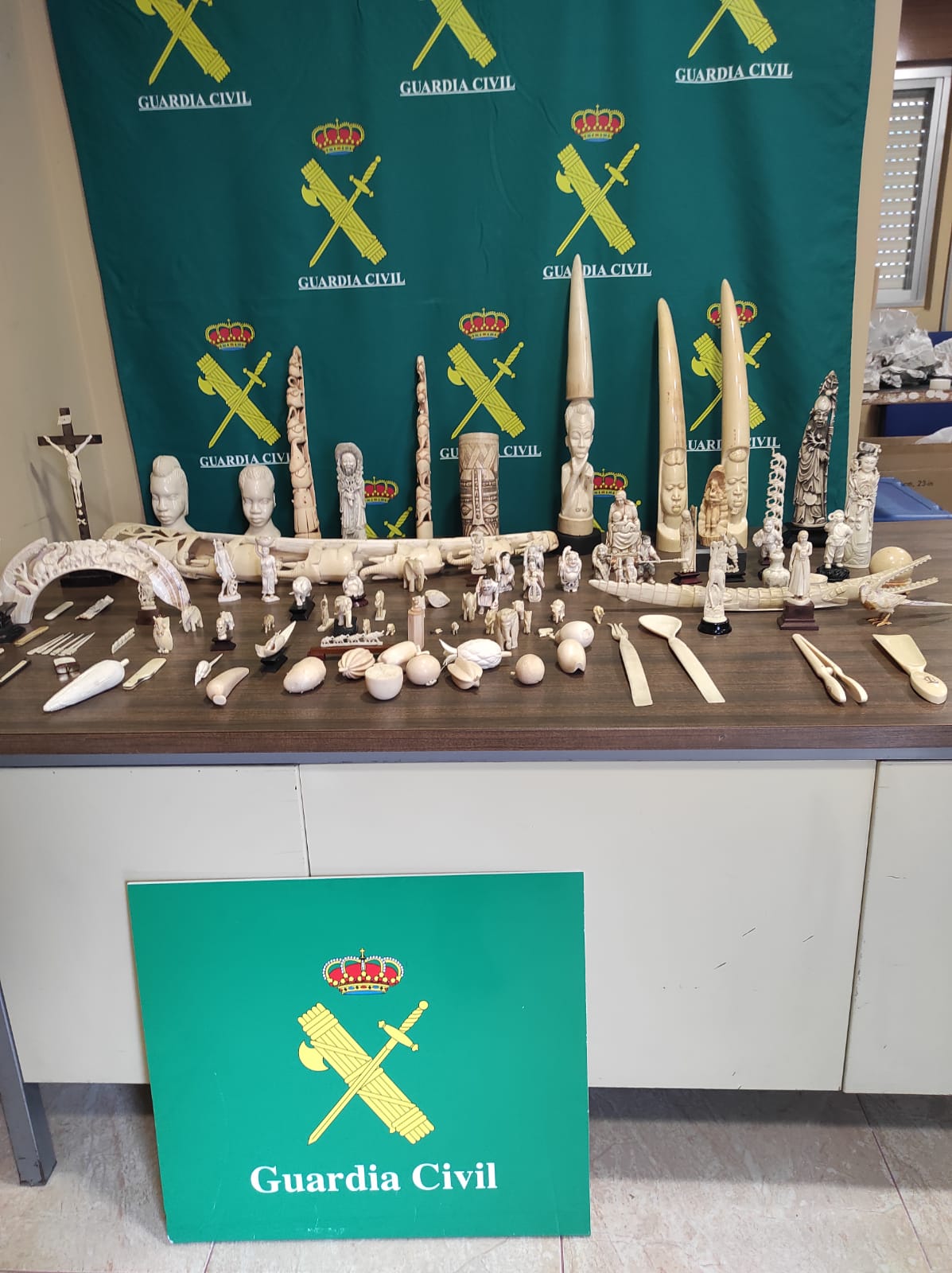 Incautación de tallas de marfil