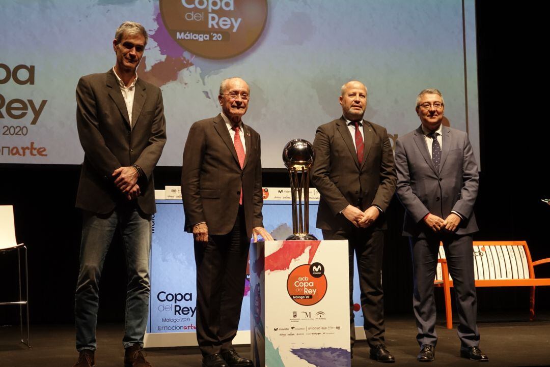 Los representantes institucionales de Málaga, junto al presidente de la ACB, posan durante el corteo de la Copa del Rey