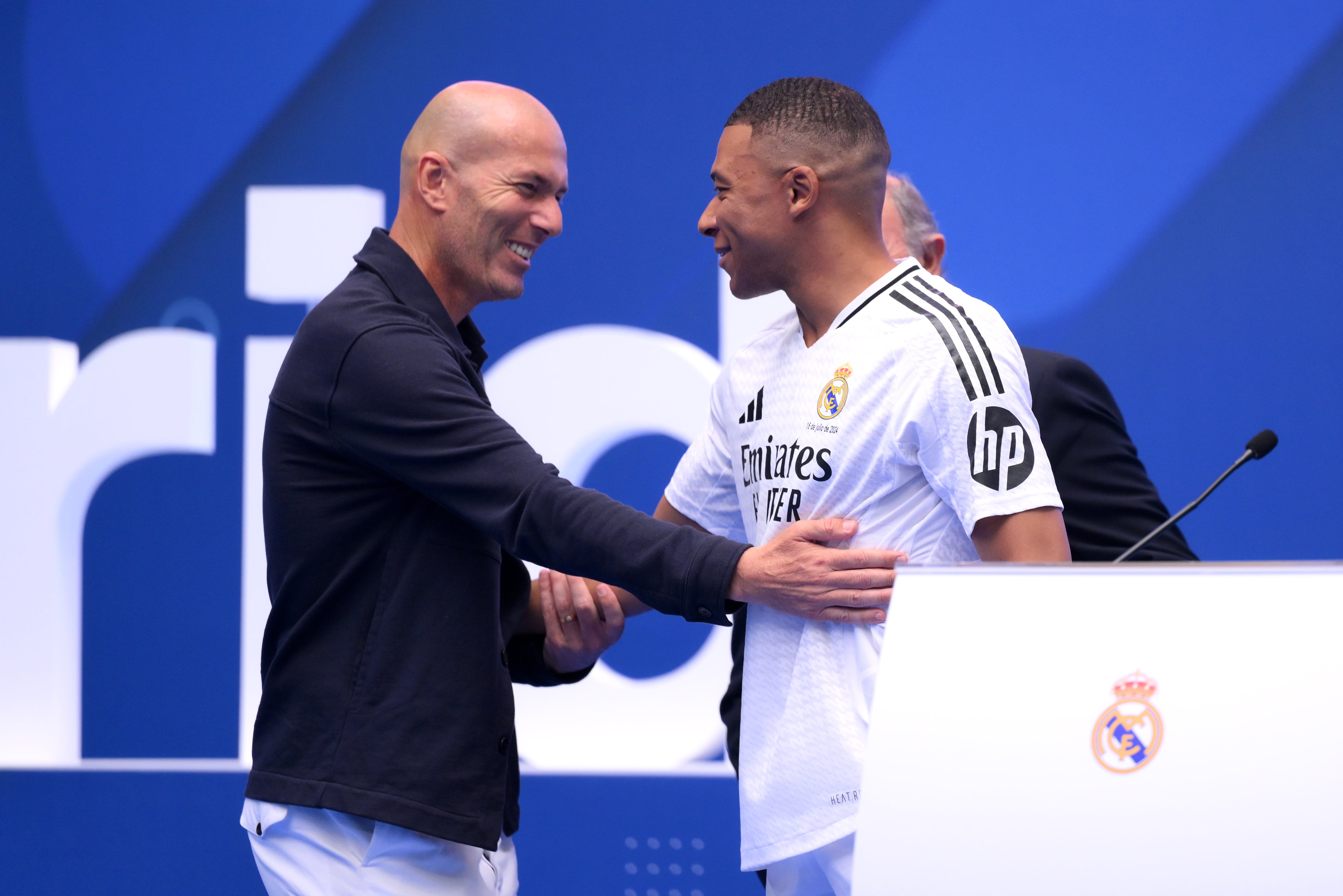 Mbappé y Zidane en la presentación del delantero tras firmar por el Real Madrid.