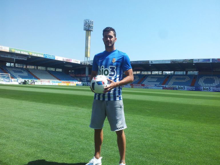 El nuevo jugador de la Ponferradina, Sergio Cidoncha, en El Toralín. 