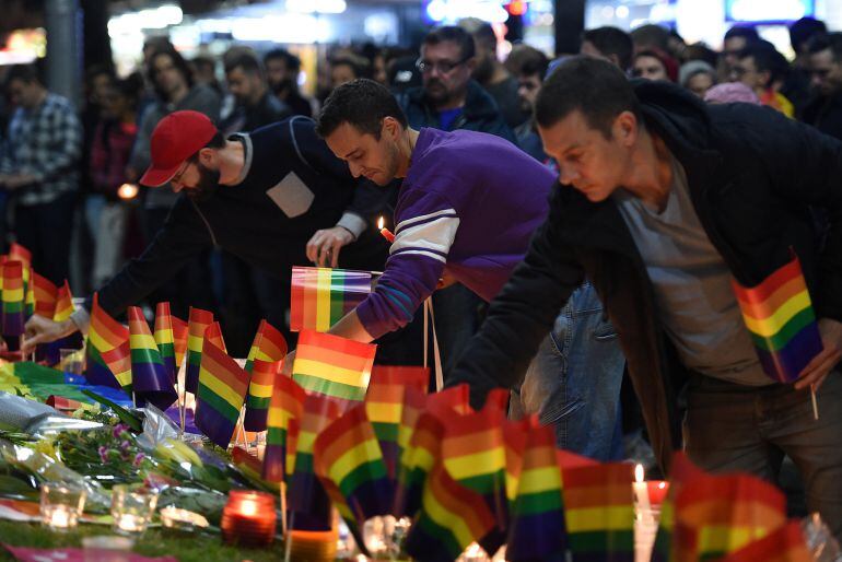 El homenaje a las víctimas de Orlando en la plaza Taylor de Sidney