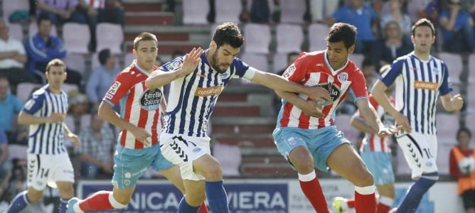 Manu García, en una jugada en el Anxo Carro