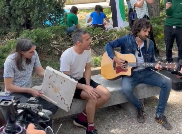 Vetusta Morla cantando ¡Ay, Madrid! en la acampada de estudiantes en la Complutense