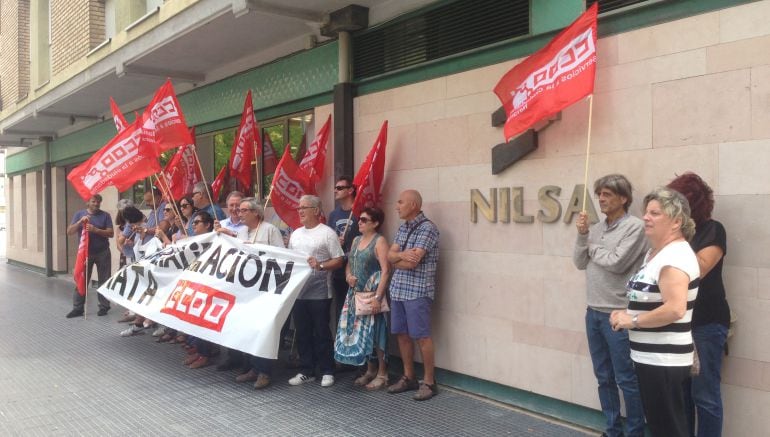 En Pamplona, concentración frente a la sede de la empresa pública NILSA en protesta por las dos muertes por accidente laboral ocurridos en Corella