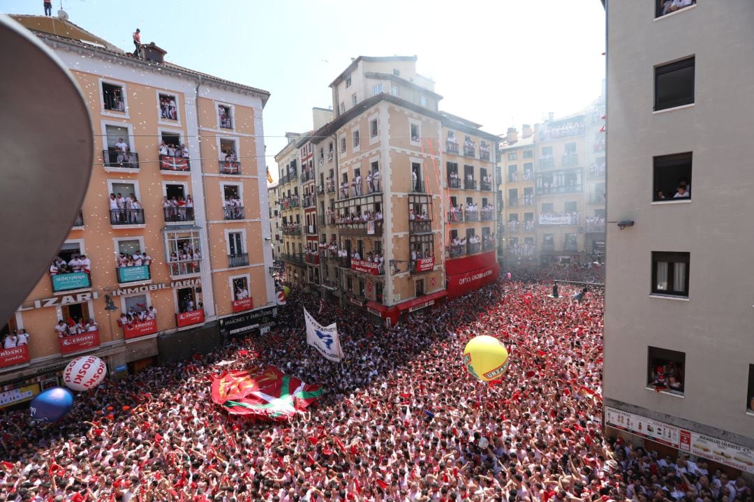 Miles de personas celebran el Chupinazo de los Sanfermines de 2019 en Pamplona (Navarra).