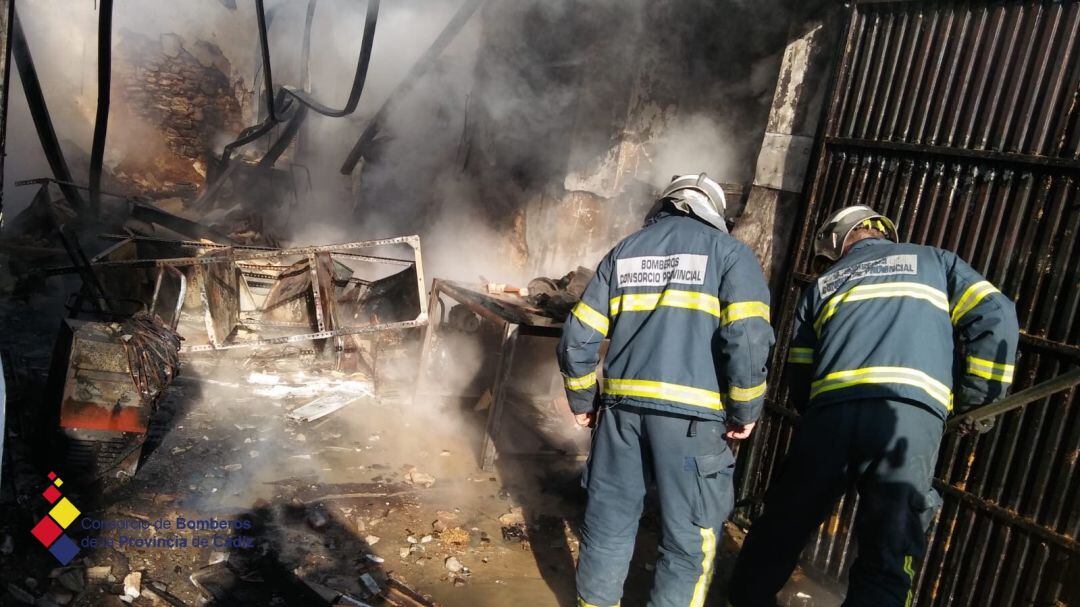 Actuación de los bomberos en el incendio