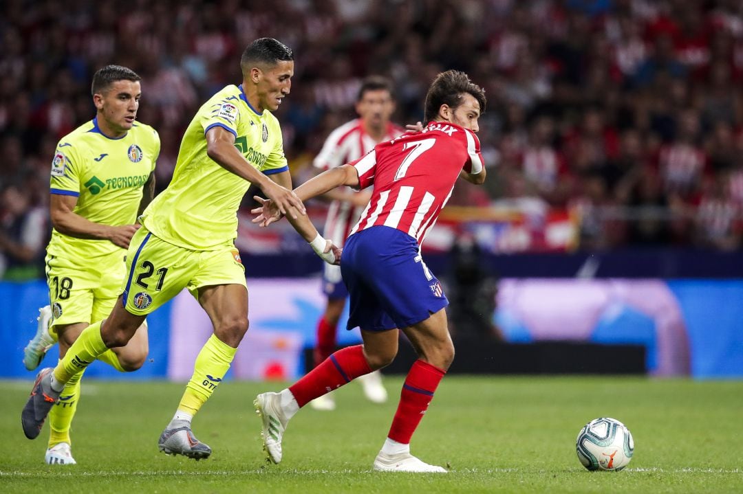 Faycal (i) persigue al jugador del C. Atlético de Madrid Joao Felix durante la &#039;maradoniana&#039; jugada del portugués en el partido de la primera jornada.