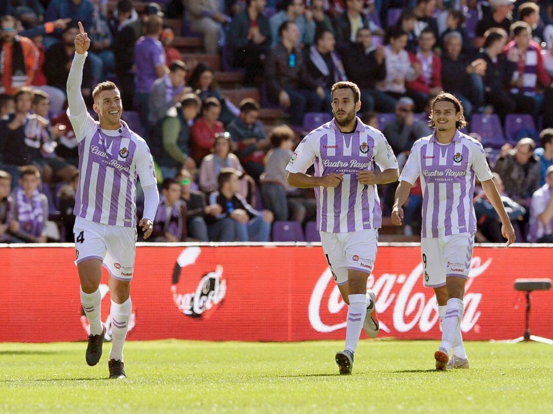 El centrocampista del Real Valladolid, Rubén Alcaraz, celebra el gol marcado ante el Huesca.