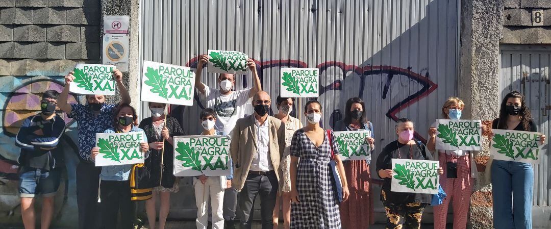 Representantes do BNG da Coruña xunto con veciños do Agra do Orzán