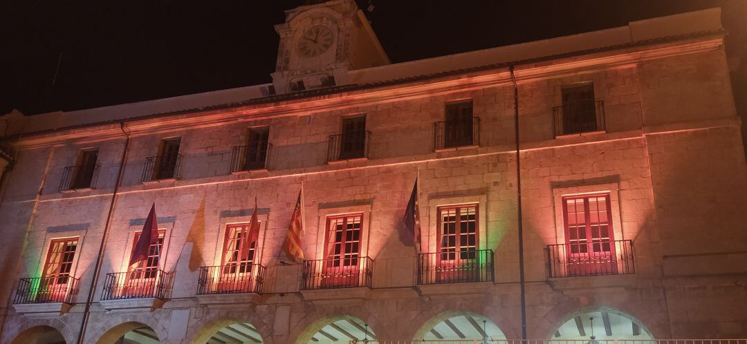 Fachada del edificio consistorial con los colores de la bandera de Afganistán.