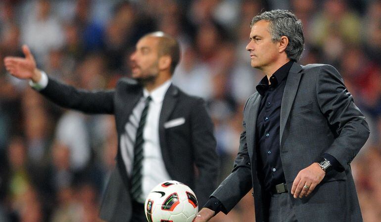 Guardiola y Mourinho, durante un Clásico de la liga española