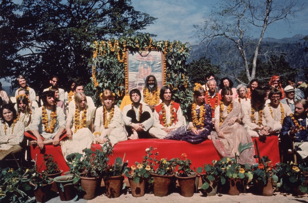 Los músicos de los Beatles, junto a sus parejas, durante su estancia en India en 1968