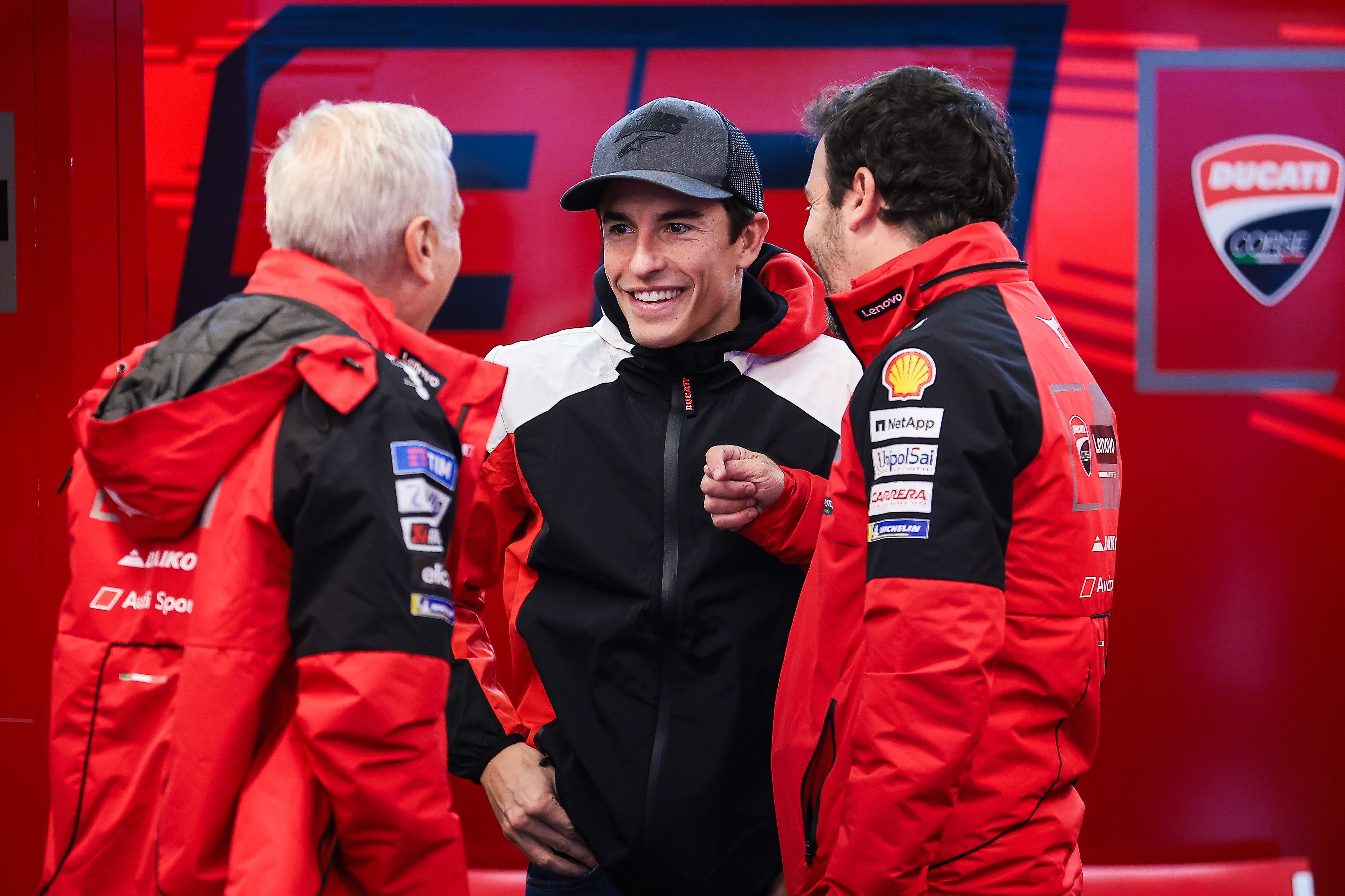 Marc Márquez disfruta en el box de Ducati