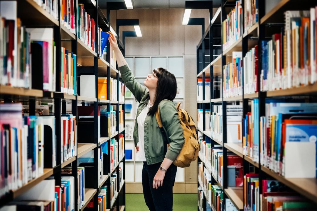 Una biblioteca en una universidad.