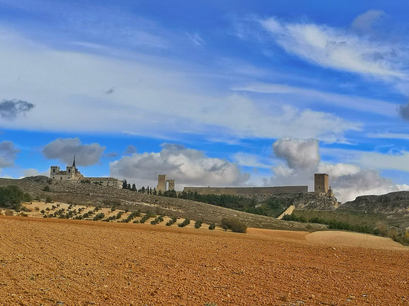 Vista panorámica del castillo y del monasterio de Uclés (Cuenca).